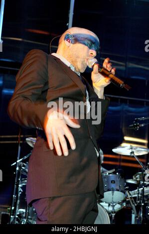 Michael Stipe de REM se présente sur scène lors de la première nuit de leur tournée britannique à Carling Apollo Hammersmith le 18 février 2005 à Londres. Banque D'Images