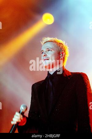 Kian Egan; Mark Feehily; Shane Filan; Nicky Byrne de Westlife se produit sur scène à la première date de Londres de leur tournée « Number One » faisant la promotion de leur sixième album « Allow US to be Frank », au pavillon Wembley Arena le 22 février 2005 à Londres. Banque D'Images