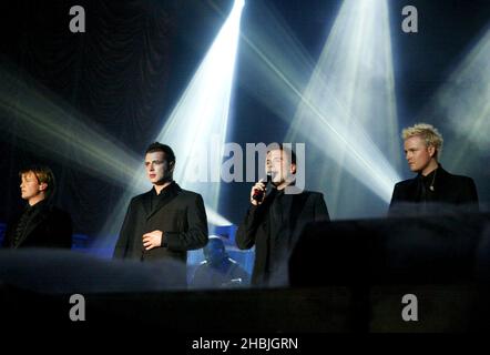 Kian Egan; Mark Feehily; Shane Filan; Nicky Byrne de Westlife se produit sur scène à la première date de Londres de leur tournée « Number One » faisant la promotion de leur sixième album « Allow US to be Frank », au pavillon Wembley Arena le 22 février 2005 à Londres. Banque D'Images