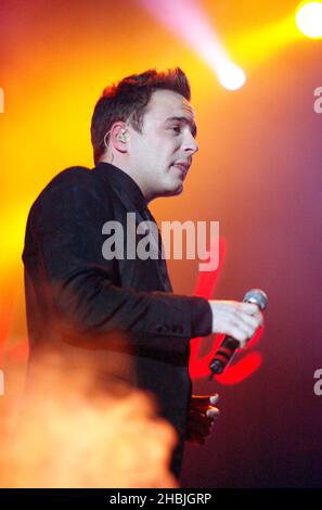 Kian Egan; Mark Feehily; Shane Filan; Nicky Byrne de Westlife se produit sur scène à la première date de Londres de leur tournée « Number One » faisant la promotion de leur sixième album « Allow US to be Frank », au pavillon Wembley Arena le 22 février 2005 à Londres. Banque D'Images