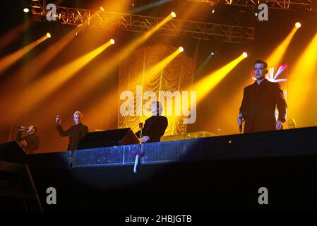 Kian Egan; Mark Feehily; Shane Filan; Nicky Byrne de Westlife se produit sur scène à la première date de Londres de leur tournée « Number One » faisant la promotion de leur sixième album « Allow US to be Frank », au pavillon Wembley Arena le 22 février 2005 à Londres. Banque D'Images