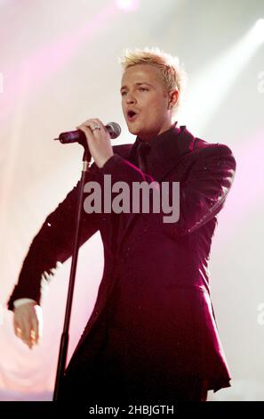 Kian Egan; Mark Feehily; Shane Filan; Nicky Byrne de Westlife se produit sur scène à la première date de Londres de leur tournée « Number One » faisant la promotion de leur sixième album « Allow US to be Frank », au pavillon Wembley Arena le 22 février 2005 à Londres. Banque D'Images