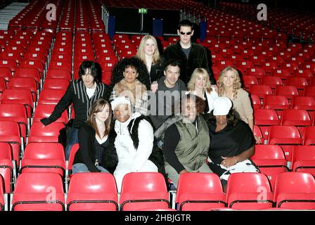 2 aller; Tabby Callaghan; Rowetta Satchell; Steve Brookstein; Verity Keays; Roberta Howett ; Cassie Compton ; Voices with Soul posent à un photobuffet avant la première nuit de la « X Factor Live Tour » de ce soir au pavillon Wembley Arena le 20 février 2005 à Londres. Banque D'Images