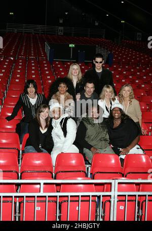 2 aller; Tabby Callaghan; Rowetta Satchell; Steve Brookstein; Verity Keays; Roberta Howett ; Cassie Compton ; Voices with Soul posent à un photobuffet avant la première nuit de la « X Factor Live Tour » de ce soir au pavillon Wembley Arena le 20 février 2005 à Londres. Banque D'Images