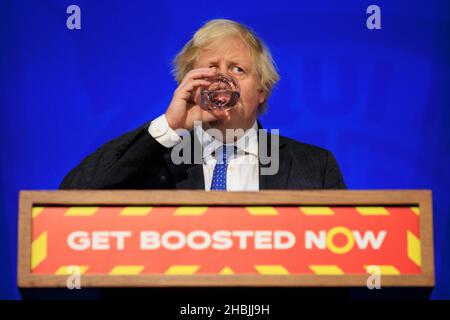 Le Premier ministre britannique, Boris Johnson, s'exprime lors d'une mise à jour Covid à Downing Street le 15 décembre 2021 à Londres, en Angleterre. Banque D'Images