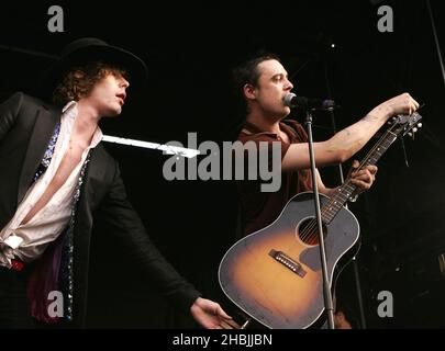 Pete Doherty se produit sur scène dans le cadre de l'unité contre le facisme à Trafalgar Square à Londres le 1st mai 2005. Alan Wass Babyshambles membre se joint à lui sur scène. Banque D'Images