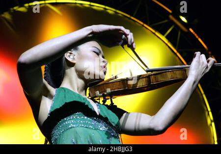 La violoniste classique Vanessa-Mae joue en solo au Royal Albert Hall de Londres. Banque D'Images