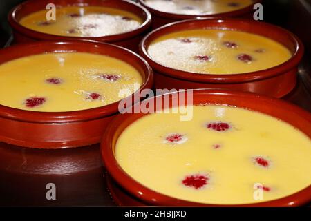 préparation de crème brûlée, cuite au four électrique Banque D'Images
