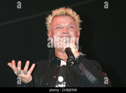 Billy Idol se produit sur scène le premier jour du Download Festival de cette année à Donington Park, Castle Donington, le 10 juin 2005 à Leicestershire. Banque D'Images