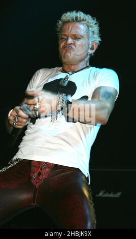 Billy Idol se produit sur scène le premier jour du Download Festival de cette année à Donington Park, Castle Donington, le 10 juin 2005 à Leicestershire. Banque D'Images