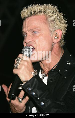 Billy Idol se produit sur scène le premier jour du Download Festival de cette année à Donington Park, Castle Donington, le 10 juin 2005 à Leicestershire. Banque D'Images