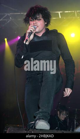 Gerard Way of My Chemical Romance se produit sur scène au premier jour du Download Festival de cette année à Donington Park, Castle Donington, le 10 juin 2005 à Leicestershire. Banque D'Images