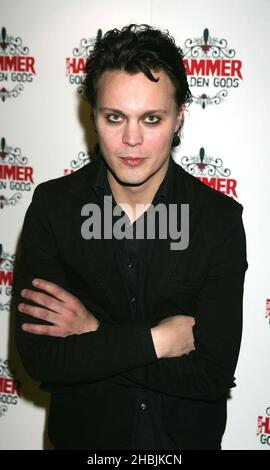 Ville Valo de lui remporte le prix Icon et pose dans la salle des prix aux Metal Hammer Golden Gods Awards au The Astoria 13, 2005 à Londres. Banque D'Images