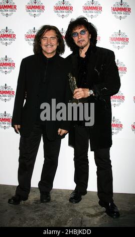 Tony Iommi et Geezer Butler de Black Sabbath se posent aux arrivées des Metal Hammer Golden Gods Awards au The Astoria 13, 2005 à Londres. Banque D'Images