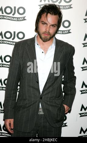 Gazza de Supergrass arrive à la MOJO Honors List 2005, deuxième prix annuel du magazine musical, au Porchester Hall de Londres. Banque D'Images