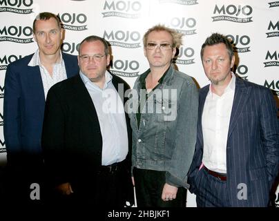 Le gang des quatre arrive à la MOJO Honors List 2005, deuxième prix annuel du magazine musical, au Porchester Hall de Londres. Banque D'Images