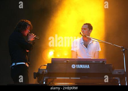 Tom Chaplin et Tim Rice-Oxley de Keane se sont produits sur scène au Wirelss 02 Festival à Hyde Park le 29 juin 2005 à Londres. Banque D'Images