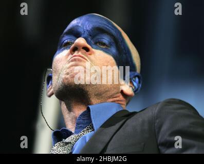 Michael Stipe, du groupe britannique indépendant REM, se produit sur scène à son deuxième spectacle de Londres cette année, à Hyde Park le 16 juillet 2005 à Londres. Banque D'Images