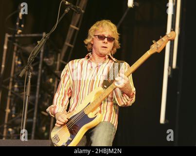 Mike Mills, du groupe britannique indépendant REM, se produit sur scène à son deuxième spectacle de Londres cette année, à Hyde Park, le 16 juillet 2005 à Londres. Banque D'Images