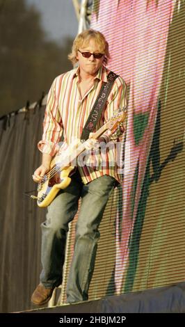 Mike Mills, du groupe britannique indépendant REM, se produit sur scène à son deuxième spectacle de Londres cette année, à Hyde Park, le 16 juillet 2005 à Londres. Banque D'Images