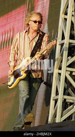 Mike Mills, du groupe britannique indépendant REM, se produit sur scène à son deuxième spectacle de Londres cette année, à Hyde Park, le 16 juillet 2005 à Londres. Banque D'Images