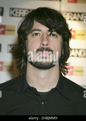 Dave Grohl des Foo Fighters pose dans la salle des prix du Kerrang! Prix 2005, à la brasserie de Londres. Vue de la tête Banque D'Images