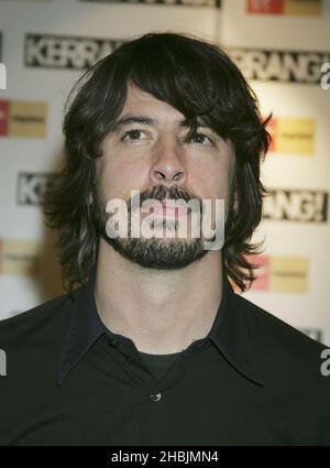 Dave Grohl des Foo Fighters pose dans la salle des prix du Kerrang! Prix 2005, à la brasserie de Londres. Vue de la tête Banque D'Images