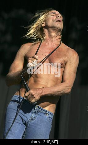 Iggy Pop se produit en direct sur scène le troisième et dernier jour du festival de lecture du week-end de Carling à Richfield Avenue le 28 août 2005 à Reading, en Angleterre. Banque D'Images