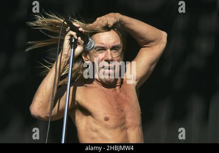 Iggy Pop se produit en direct sur scène le troisième et dernier jour du festival de lecture du week-end de Carling à Reading, en Angleterre. 28/08/2005 image : divertissement Banque D'Images