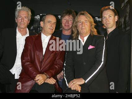 Andrew Brown, John Edwards, Francis Rossi, Rick Parfitt, Matt Letley du statu quo pose des coulisses au DVD Launch Party for pop-rock anciens combattants du statu quo, célébrant la sortie de novembre 7 de « The Party ain't over Yet - 40 Years of Status quo », au Marquee Club, le 26 octobre 2005 à Londres. Banque D'Images