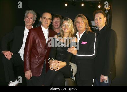 Andrew Brown, John Edwards, Francis Rossi, Rick Parfitt, Matt Letley du statu quo avec Holly Willoughby posant en coulisses au DVD Launch Party for pop-rock vétérans du statu quo, célébrant la sortie de novembre 7 de 'The Party ain't over yet - 40 Years of Status quo', au Marquee Club le 26 octobre 2005 à Londres. Banque D'Images