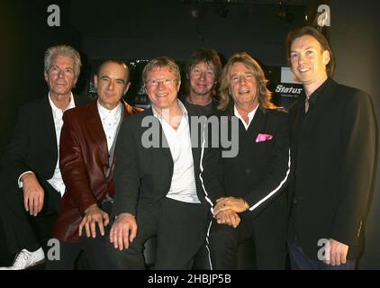 Andrew Brown, John Edwards, Francis Rossi, Rick Parfitt, Matt Letley du statu quo avec David Kid Jensen posant des coulisses au DVD Launch Party for pop-rock vétérans du statu quo, célébrant la sortie de novembre 7 de « The Party ain't over Yet - 40 Years of Status quo », au Marquee Club le 26 octobre 2005 à Londres. Banque D'Images