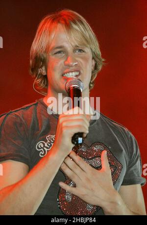 Kian Egan de Westlife qui se produit en direct sur scène au G-A-y Astoria de Londres pour promouvoir leur nouveau single « You Raise Me Up » qui va au numéro un, dimanche 30 octobre 2005. Banque D'Images