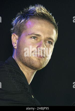 Nicky Byrne de Westlife qui se produit en direct sur scène au G-A-y Astoria de Londres pour promouvoir leur nouveau single « You Raise Me Up » qui va au numéro un, dimanche 30 octobre 2005. Banque D'Images