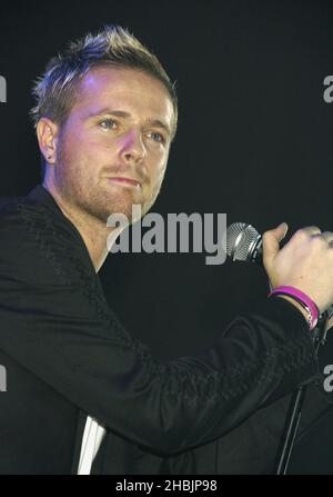 Nicky Byrne de Westlife qui se produit en direct sur scène au G-A-y Astoria de Londres pour promouvoir leur nouveau single « You Raise Me Up » qui va au numéro un, dimanche 30 octobre 2005. Banque D'Images