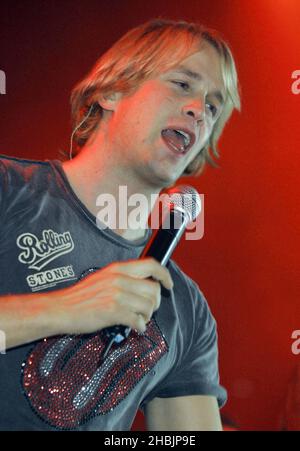 Kian Egan de Westlife qui se produit en direct sur scène au G-A-y Astoria de Londres pour promouvoir leur nouveau single « You Raise Me Up » qui va au numéro un, dimanche 30 octobre 2005. Banque D'Images