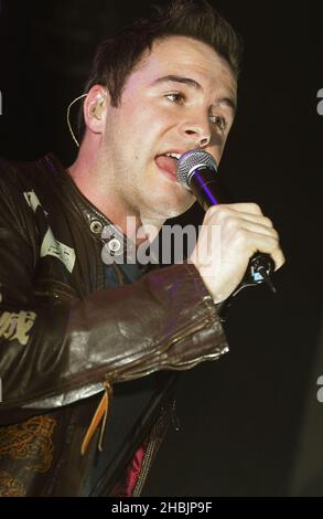 Shane Filan de Westlife qui se produit en direct sur scène au G-A-y Astoria de Londres pour promouvoir leur nouveau single « You Raise Me Up » qui va au numéro un, dimanche 30 octobre 2005. Banque D'Images