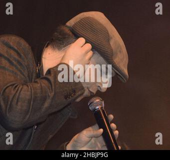 Mark Feehily de Westlife qui se produit en direct sur scène au G-A-y Astoria de Londres pour promouvoir leur nouveau single « You Raise Me Up » qui va au numéro un, dimanche 30 octobre 2005. Banque D'Images