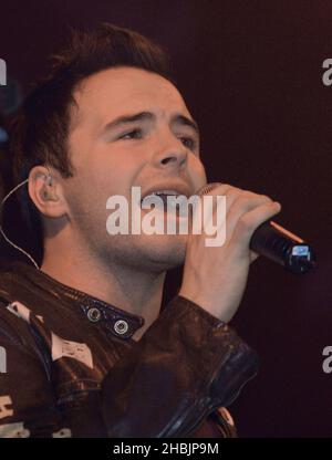 Shane Filan de Westlife qui se produit en direct sur scène au G-A-y Astoria de Londres pour promouvoir leur nouveau single « You Raise Me Up » qui va au numéro un, dimanche 30 octobre 2005. Banque D'Images