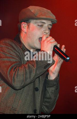 Mark Feehily de Westlife qui se produit en direct sur scène au G-A-y Astoria de Londres pour promouvoir leur nouveau single « You Raise Me Up » qui va au numéro un, dimanche 30 octobre 2005. Banque D'Images