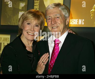 Michael Parkinson et sa femme Mary assistent aux Music Industry Awards au Grosvenor House Hotel de Londres. Banque D'Images