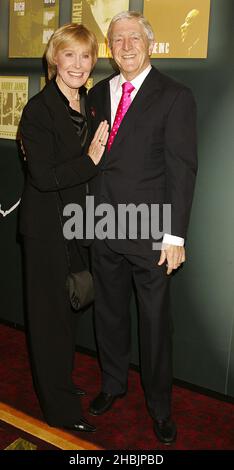 Michael Parkinson et sa femme Mary assistent aux Music Industry Awards au Grosvenor House Hotel de Londres. Banque D'Images