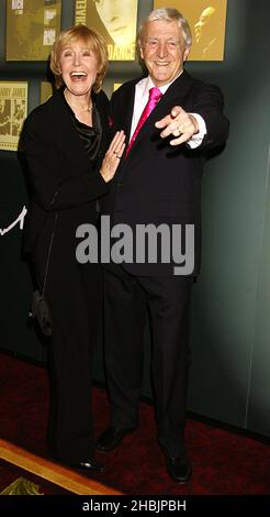 Michael Parkinson et sa femme Mary assistent aux Music Industry Awards au Grosvenor House Hotel de Londres. Banque D'Images