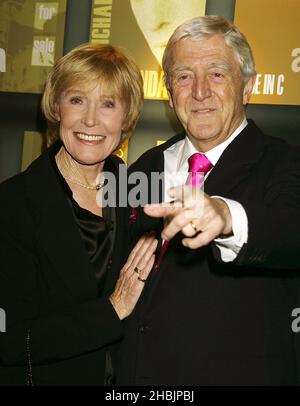 Michael Parkinson et sa femme Mary assistent aux Music Industry Awards au Grosvenor House Hotel de Londres. Banque D'Images