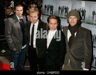 Jason Orange; Gary Barlow; Mark Owen; Howard Donald du boyband des années 1990 prendre qui assistent à un aperçu de la projection du documentaire de ITV1 'Prenez ça...For the Record', diffusé le 16 novembre à la télévision, au Coronet Cinema, Notting Hill Gate, le 14 novembre 2005 à Londres. Banque D'Images