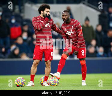 LONDRES, Angleterre - DÉCEMBRE 19 : Mohamed Salah de L-R Liverpool et Naby Keita de Liverpool pendant l'échauffement avant le match pendant la Premier League entre à Banque D'Images