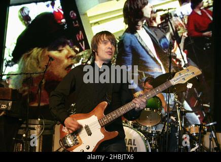 Robert Young, Bobby Gillespie, Mani, Kevin Shields du groupe de rock britannique Primal Scream jouent un spectacle de fin de soirée. Banque D'Images