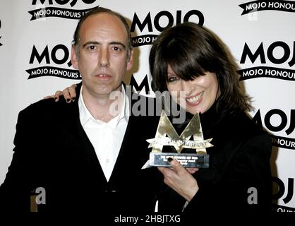 Chrissie Hynde pose avec le prix de l'auteur-compositeur Mojo avec Mick Jones of the Clash. Banque D'Images