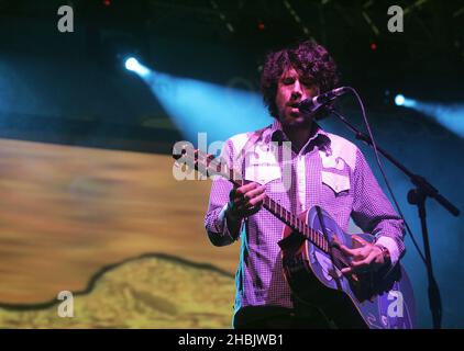 Rhys de Grubr Super Furry Animals en train de jouer. Banque D'Images