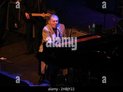 Jerry Lee Lewis joue en direct sur scène. Banque D'Images